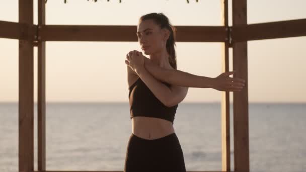 งสาวท อนคลายก งออกก งกายย วอย บนชายหาดในตอนเช — วีดีโอสต็อก