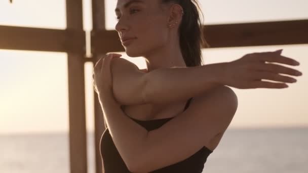 Przycięty Widok Skupionej Młodej Kobiety Robi Ćwiczenia Rozciągające Plaży Rano — Wideo stockowe