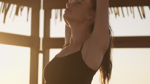 一位年轻貌美的女子正在海滩上晨练伸展运动 — 图库视频影像