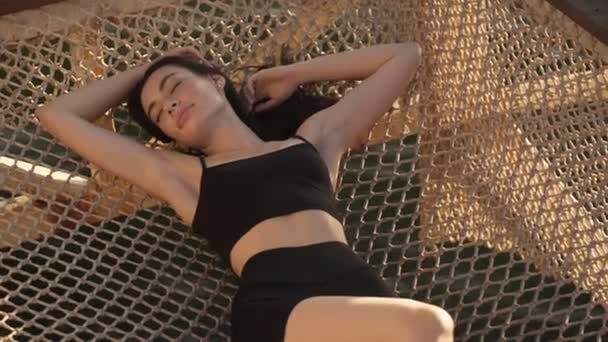 งสาวท อนคลายนอนบนเปลญวนเหน างนอกในตอนเช — วีดีโอสต็อก