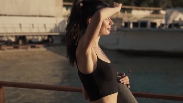 Усміхнена Молода Жінка Стоїть Пляжі Килимком Йоги Вранці — стокове відео