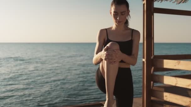 Eine Schlanke Junge Frau Macht Morgens Dehnübungen Auf Der Yogamatte — Stockvideo