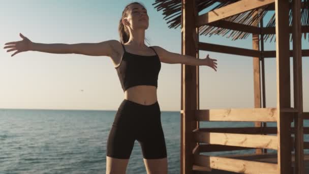 Zrelaksowana Młoda Kobieta Ćwiczy Rano Plaży — Wideo stockowe
