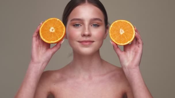 Junge Schöne Glückliche Frau Mit Gesunder Haut Posiert Mit Orangefarbenen — Stockvideo