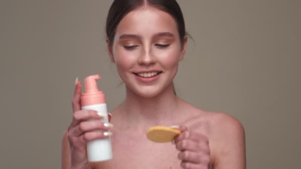 Fiatal Boldog Lány Vigyáz Bőrét Tisztító Hab Elszigetelt Szürke Fal — Stock videók