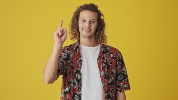 Ein Selbstbewusster Junger Mann Zeigt Eine Daumen Hoch Geste Die — Stockvideo