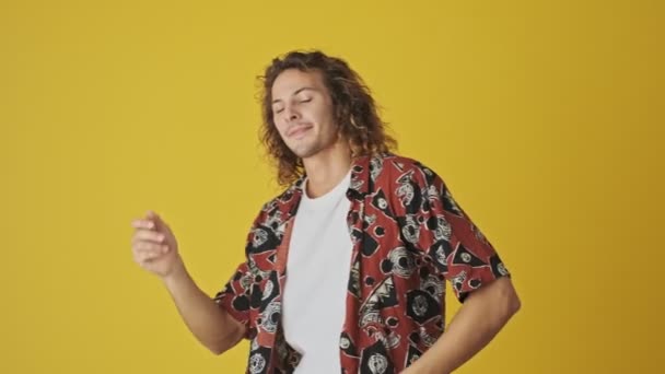 Ein Lächelnder Junger Mann Tanzt Isoliert Über Gelbem Hintergrund — Stockvideo