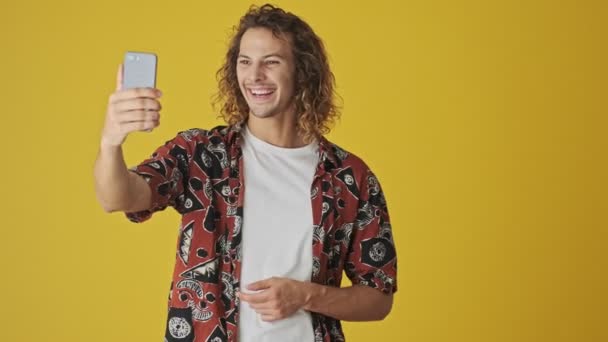 Joven Positivo Está Hablando Teléfono Inteligente Utilizando Conexión Vídeo Pie — Vídeo de stock