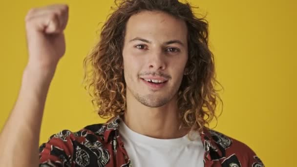 Sarı Arka Planda Tek Başına Duran Genç Bir Adamın Yakın — Stok video