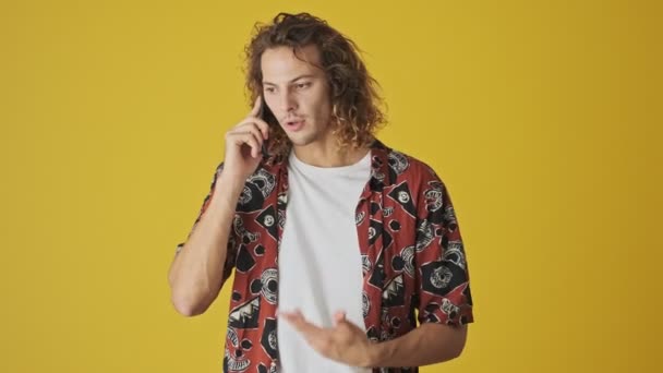 Jeune Homme Mécontent Parle Sur Son Smartphone Isolé Sur Fond — Video