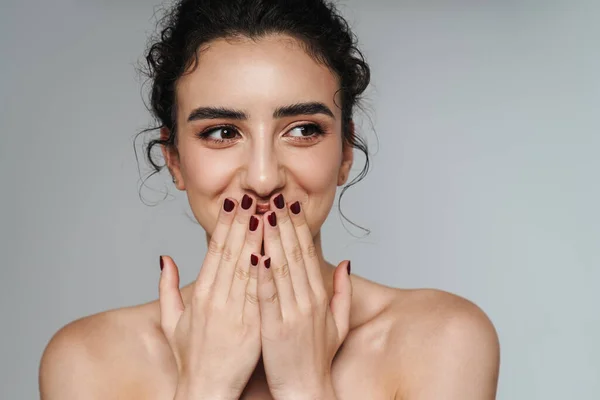 Yarı Çıplak Gülümseyen Bir Kadın Resmi Kameraya Bakıyor Gri Duvarın — Stok fotoğraf