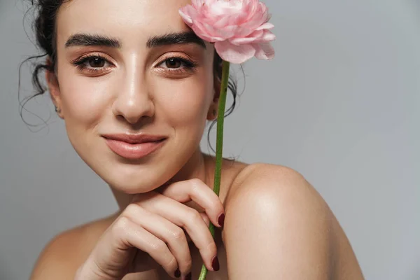Imagen Una Mujer Sonriente Semidesnuda Posando Con Una Flor Rosa —  Fotos de Stock