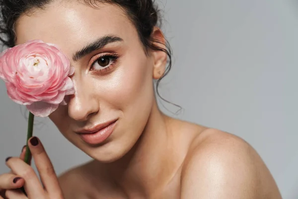 Imagen Una Mujer Sonriente Semidesnuda Posando Con Una Flor Rosa — Foto de Stock