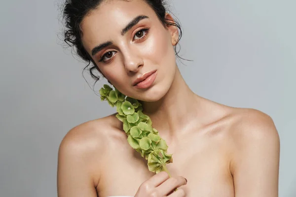 Imagen Una Encantadora Mujer Semidesnuda Posando Con Una Flor Verde — Foto de Stock