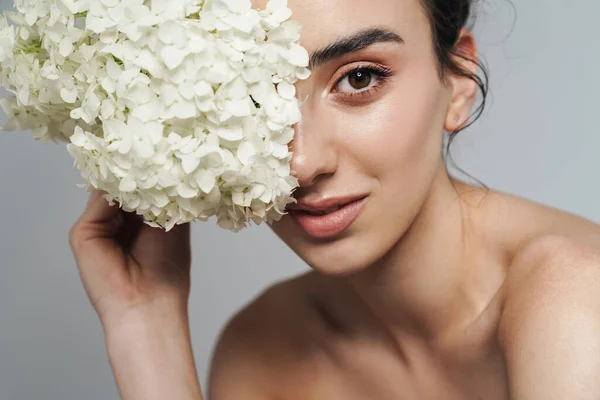 Bild Von Charmanten Halbnackten Frau Posiert Mit Weißen Blume Auf — Stockfoto