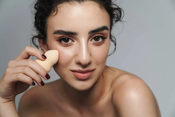 Imagen Mujer Semidesnuda Complacida Sonriendo Usando Esponja Polvo Aislada Sobre —  Fotos de Stock