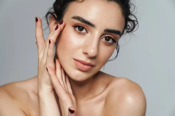 Bild Der Schönen Halbnackten Frau Anwendung Schönheitsprodukt Auf Ihr Gesicht — Stockfoto