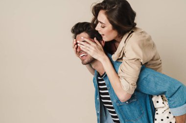 Neşeli, güzel bir çiftin gezintisi ve beyaz arka planda izole edilmiş gözleri.