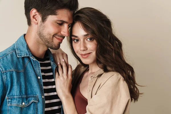 Imagen Hermosa Pareja Alegre Abrazándose Sonriendo Cámara Aislada Sobre Fondo — Foto de Stock