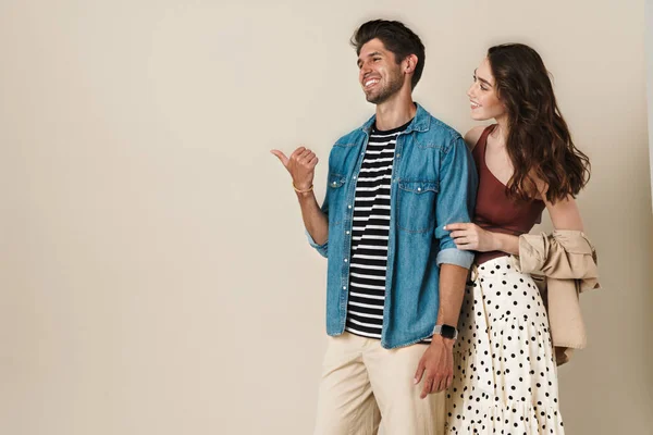 Afbeelding Van Vrolijk Mooi Paar Wijzend Vinger Opzij Lachen Geïsoleerd — Stockfoto