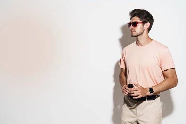 Bild Eines Jungen Gutaussehenden Mannes Mit Sonnenbrille Posiert Und Trinkt — Stockfoto