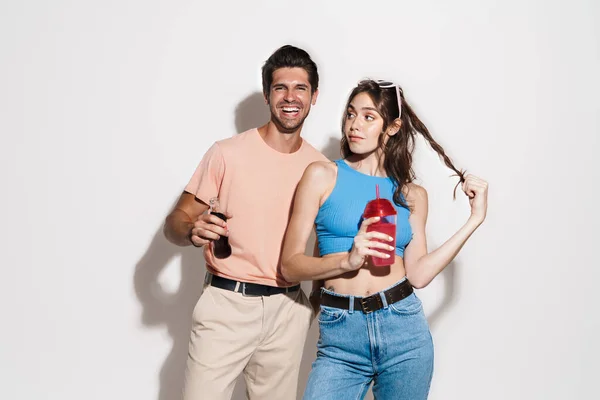 Imagen Hermosa Pareja Feliz Sonriendo Mientras Bebe Bebidas Aisladas Sobre — Foto de Stock