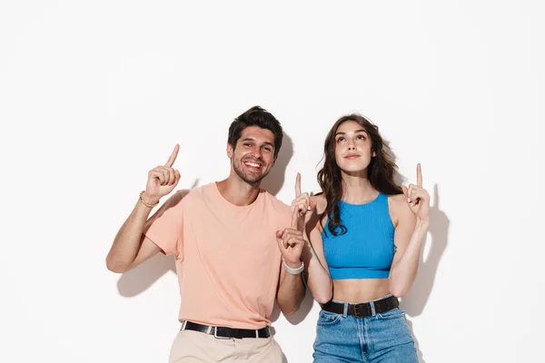 Imagen Pareja Feliz Atractiva Sonriendo Señalando Los Dedos Hacia Arriba — Foto de Stock