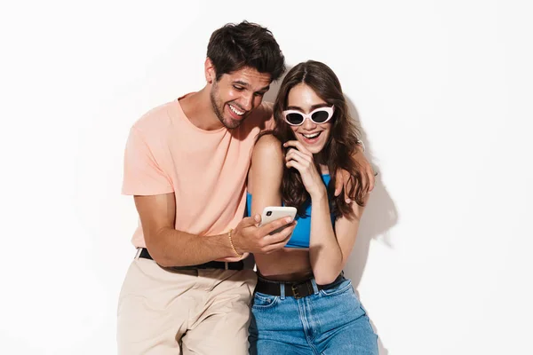Afbeelding Van Aantrekkelijke Vrolijke Paar Lachen Tijdens Het Gebruik Van — Stockfoto