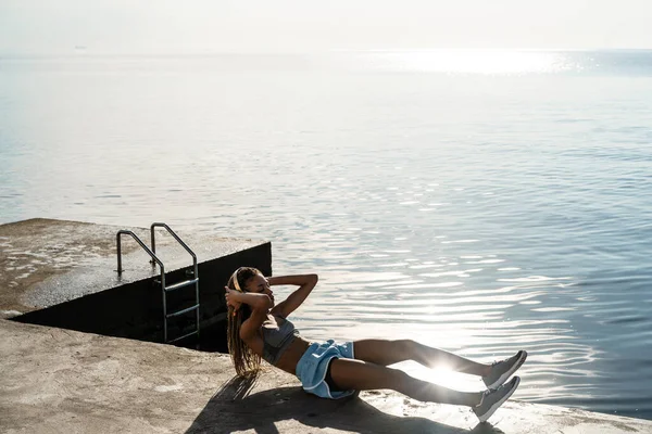 Jonge Afrikaanse Sportvrouw Koptelefoon Die Buiten Pier Van Het Strand — Stockfoto