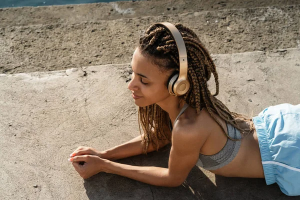 Спортсменка Красива Африканська Жінка Спортивному Одязі Навушниками Слухає Музику Відпочиваючи — стокове фото
