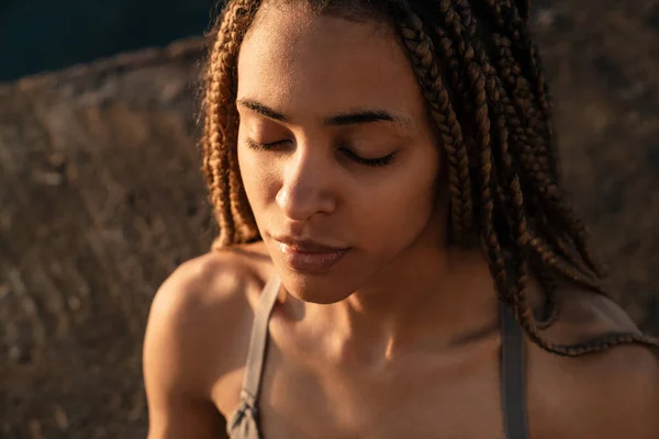 非洲女人在海滩上练习瑜伽冥想 闭上你的眼睛 — 图库照片