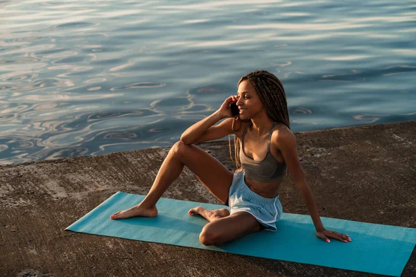 Attraente Felice Giovane Donna Africana Facendo Yoga Utilizzando Telefono Cellulare — Foto Stock