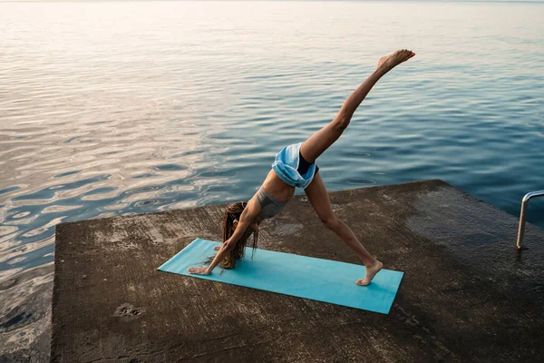 Imagen Chica Afroamericana Enfocada Ropa Deportiva Haciendo Ejercicio Yoga Estera —  Fotos de Stock