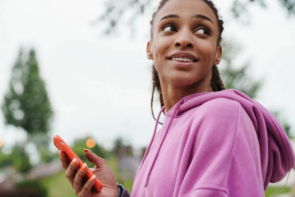 Retrato Cerca Joven Hermosa Mujer Del Deporte Usando Teléfono Móvil — Foto de Stock