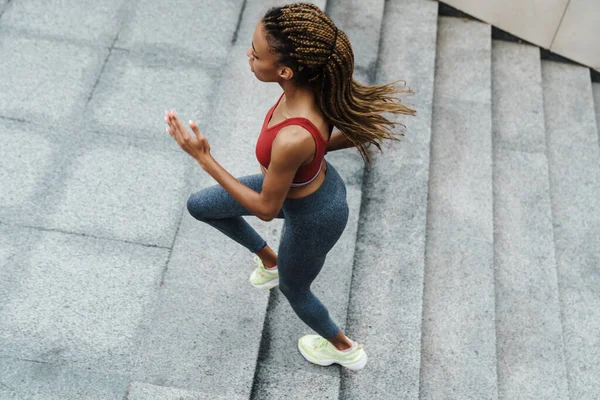 Draufsicht Einer Fitten Jungen Sportlerin Die Freien Auf Treppen Turnt — Stockfoto