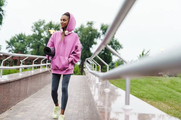 Smiling Young African Sports Woman Walking Fitness Mat Park — Stock Photo, Image