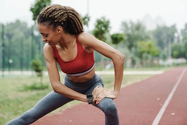 Fiducioso Sorridente Forma Giovane Donna Sportiva Africana Che Esercizi Stretching — Foto Stock