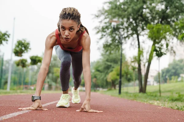 Fit Confiant Jeune Femme Africaine Jogging Dans Parc — Photo