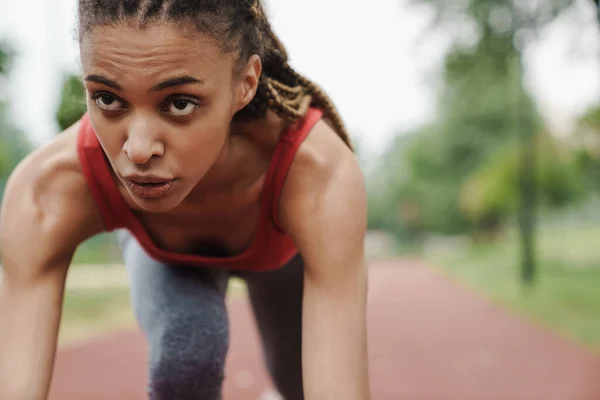 Nahaufnahme Einer Fitten Selbstbewussten Jungen Frau Beim Joggen Park — Stockfoto