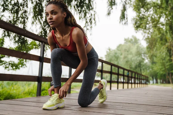 Attraktive Junge Sportlerin Bindet Schnürsenkel Park — Stockfoto