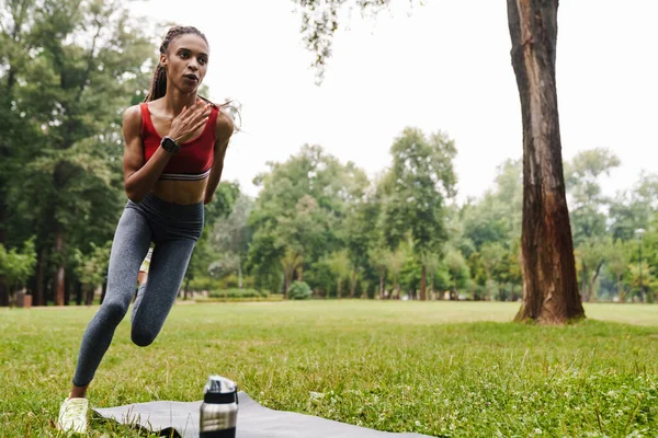 Confiant Jeune Femme Sportive Africaine Forme Faisant Exercice Dans Parc — Photo