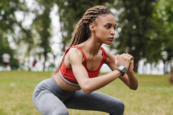 Confiant Jeune Femme Sportive Africaine Forme Faisant Exercice Dans Parc — Photo