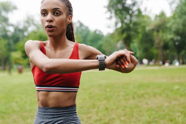 Självsäker Ung Passform Afrikansk Sport Kvinna Utövar Parken — Stockfoto