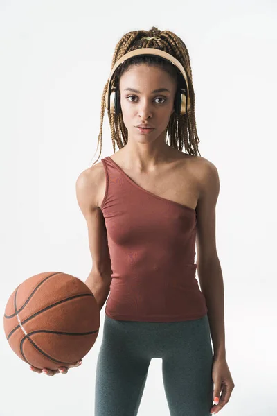 Imagen Una Hermosa Mujer Deportiva Africana Con Baloncesto Escuchando Música — Foto de Stock