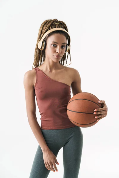 Imagen Una Hermosa Mujer Deportiva Africana Con Baloncesto Escuchando Música — Foto de Stock