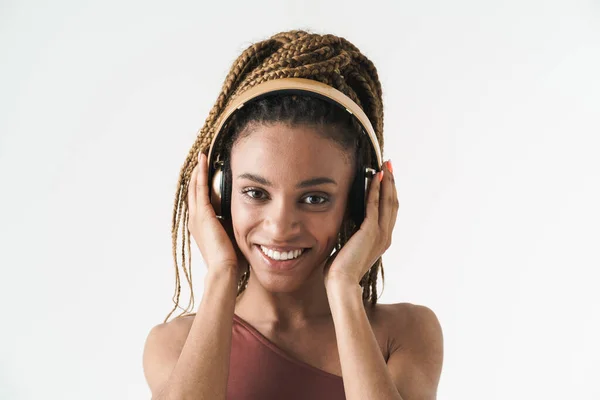 Portret Pięknej Uśmiechniętej Afrykańskiej Brunetki Dredami Słuchającej Muzyki Przez Bezprzewodowe — Zdjęcie stockowe