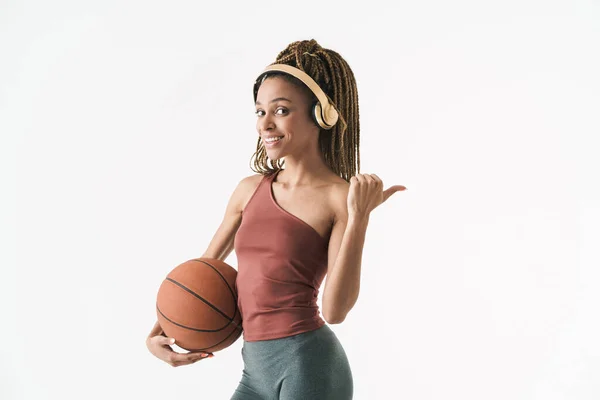 Joven Mujer Afroamericana Jugador Baloncesto Aislado Sobre Fondo Blanco — Foto de Stock