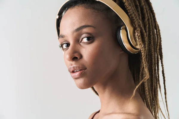 Közelkép Portré Gyönyörű Afrikai Barna Raszta Egy Hallgató Zene Vezeték — Stock Fotó