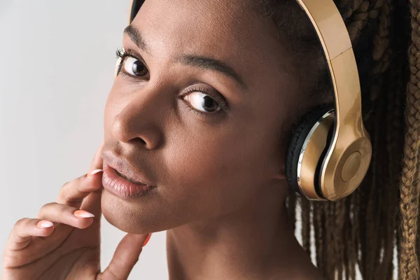 Närbild Porträtt Vacker Afrikansk Brunett Kvinna Med Dreadlocks Lyssnande Musik — Stockfoto