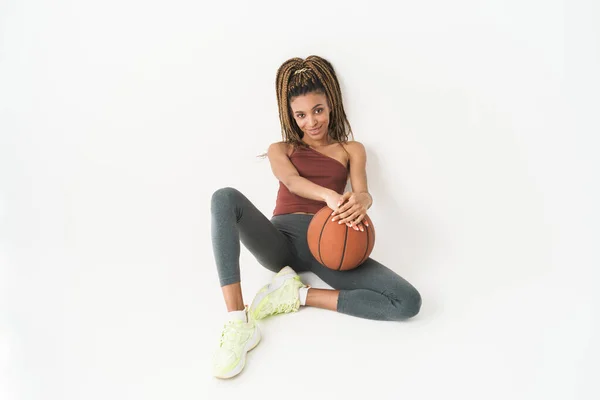 Giovane Donna Africana Americana Giocatore Basket Isolato Sfondo Bianco — Foto Stock